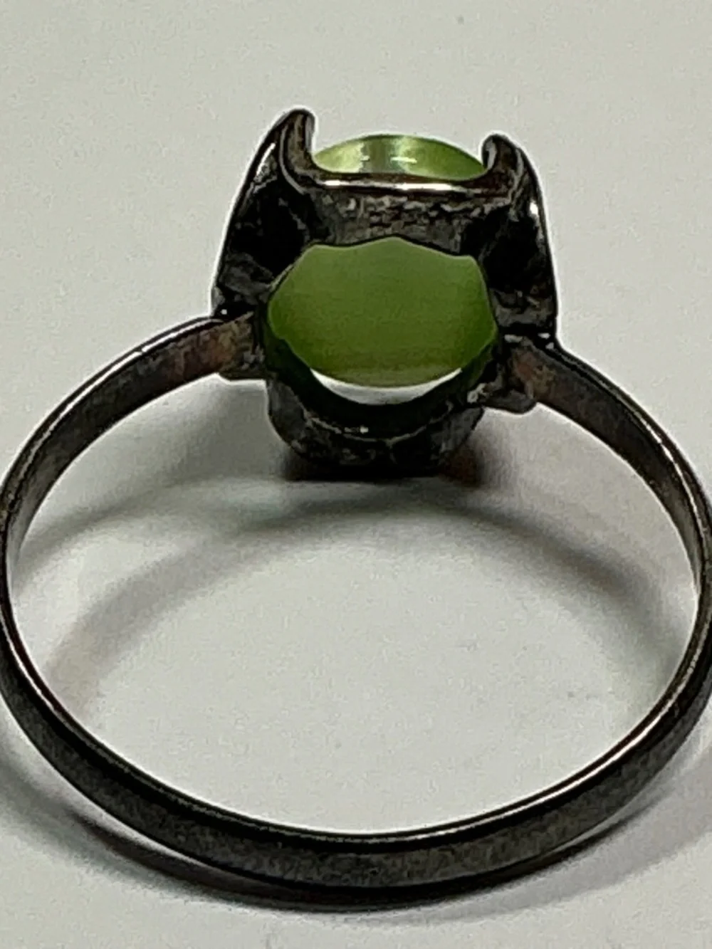 Vintage Sterling Silver Ring with a Green Cats Eye Setting. Size 8.75
